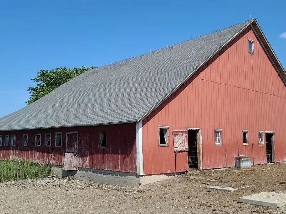 The Schmaedeke's Peotone barn with a new roof