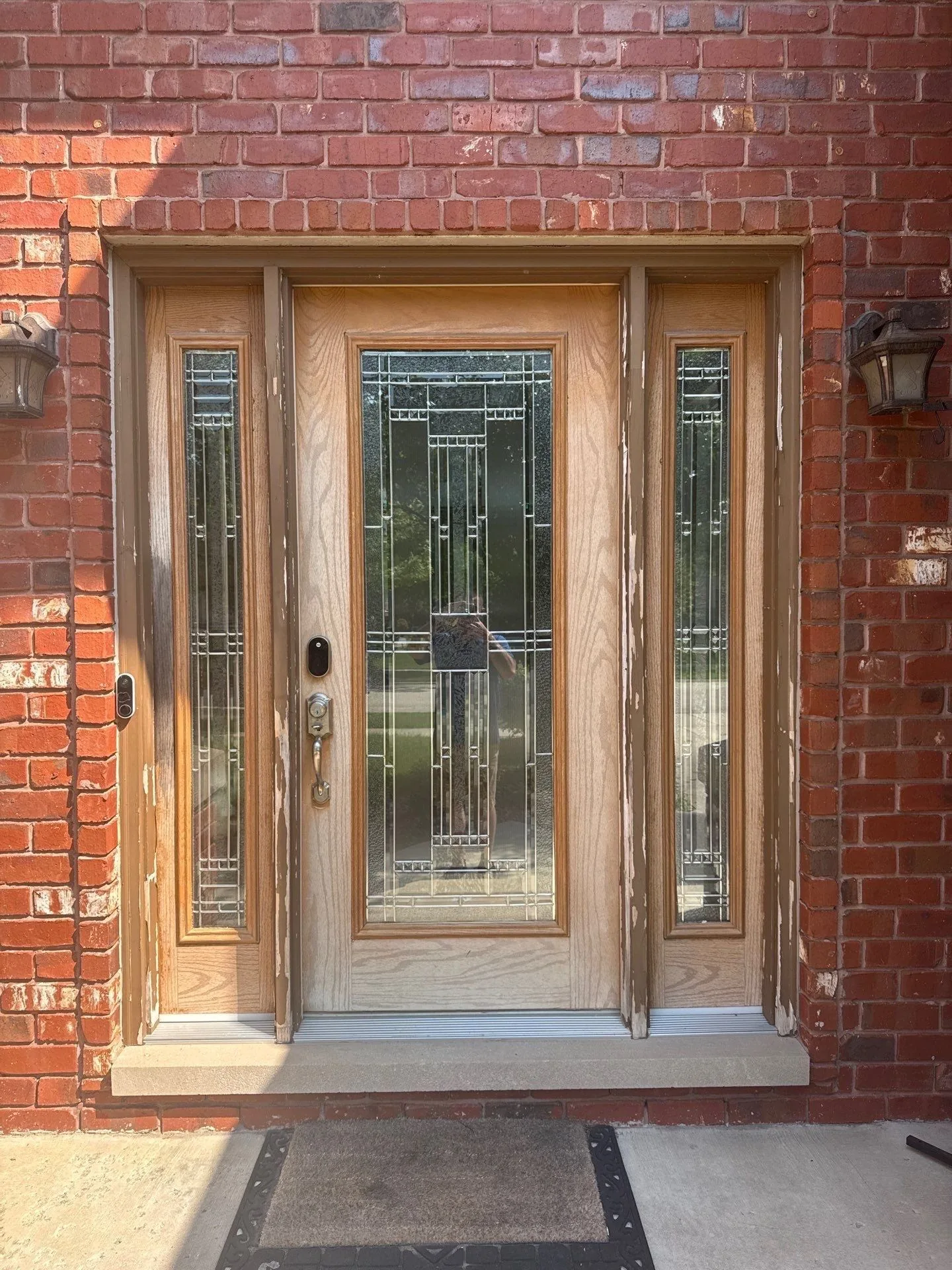 Worn original wood entry door before replacement by Americanstruction